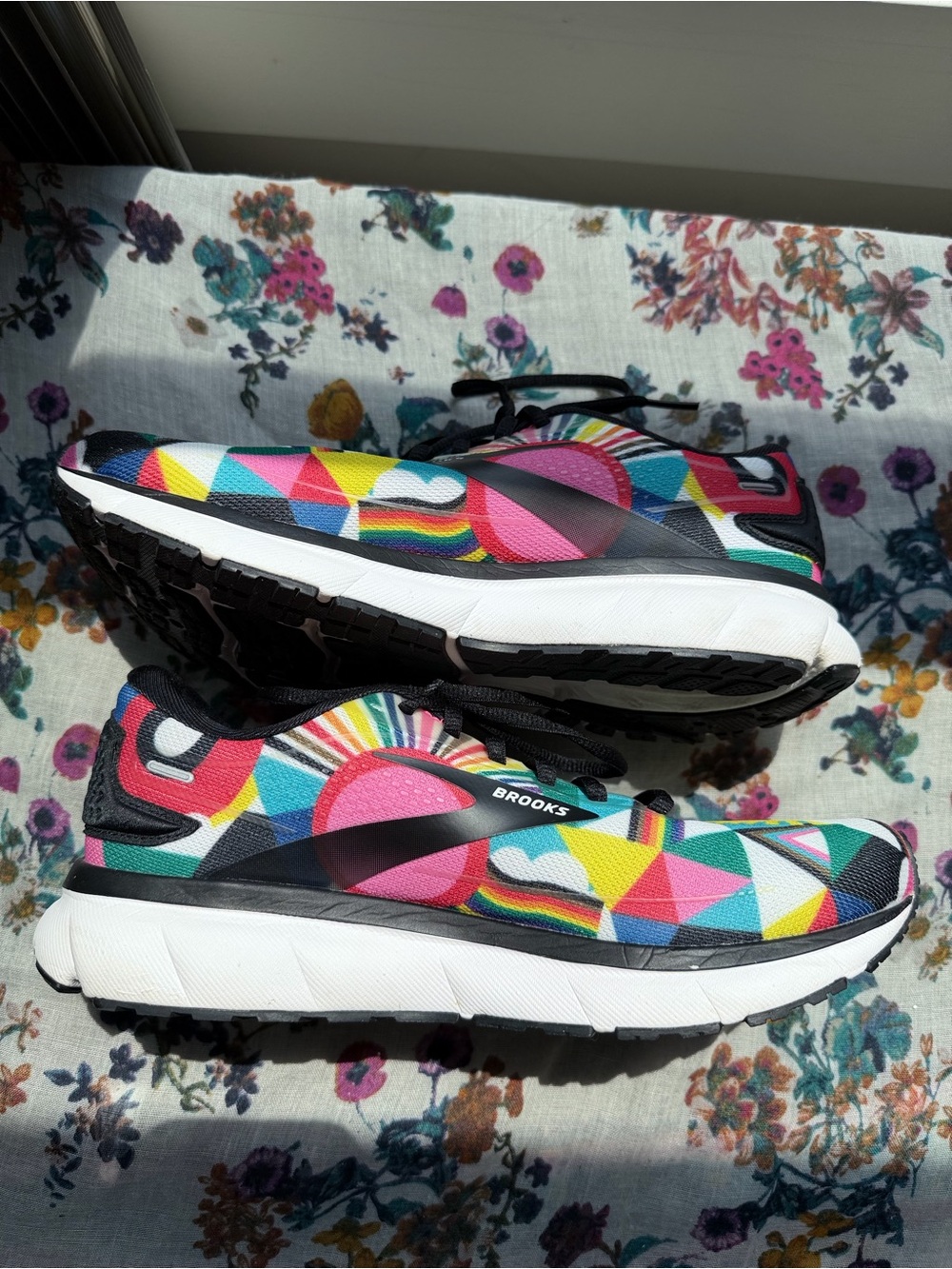 Brooks Trace 2 Lisa Congdon Rainbow Running Shoes Women’s 9 - Picture 4 of 8